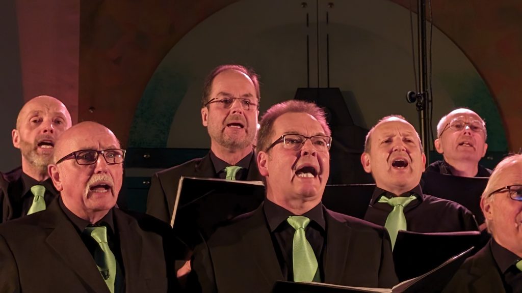 einzelne Männer beim Singen in Nahaufnahme